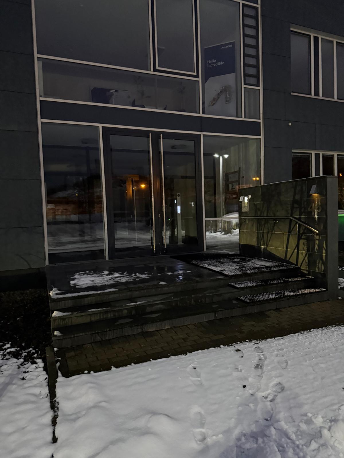 Geräumter und gestreuter Eingangsbereich nach dem Winterdienst-Einsatz von Minusgrad Service